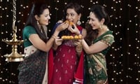 क्या आपने भी दिवाली पर ज्यादा खा लिया? इन तरीकों से करें डिटॉक्स